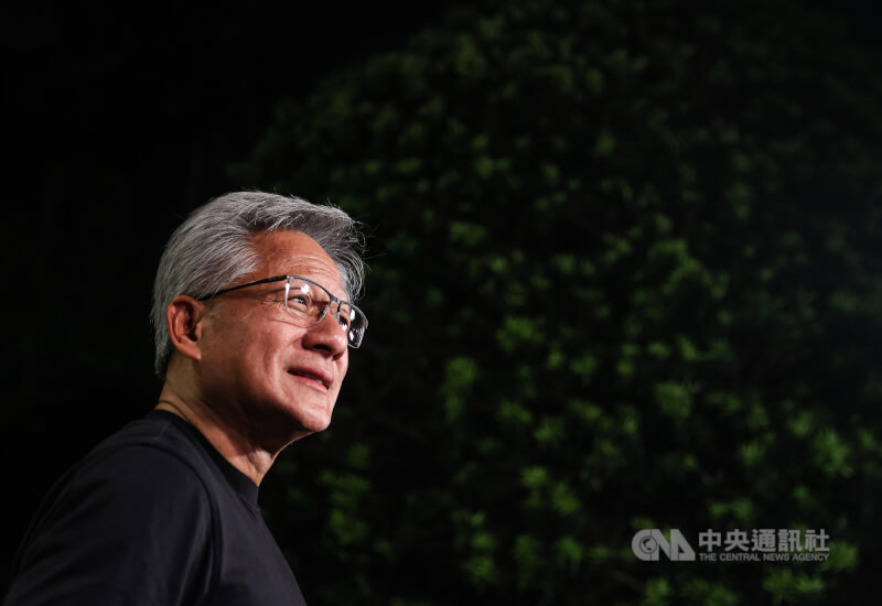 輝達（NVIDIA）執行長黃仁勳（圖）27日晚間結束與廣達董事長林百里餐敘後接受媒體訪問，說明產業發展及未來布局展望。中央社記者鄭清元攝　115年5月27日