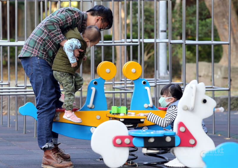 政府因應少子女化與人口結構挑戰宣布18項戰略，其中成長津貼將比照育兒津貼設作業要點，以維持彈性。（中央社檔案照片）