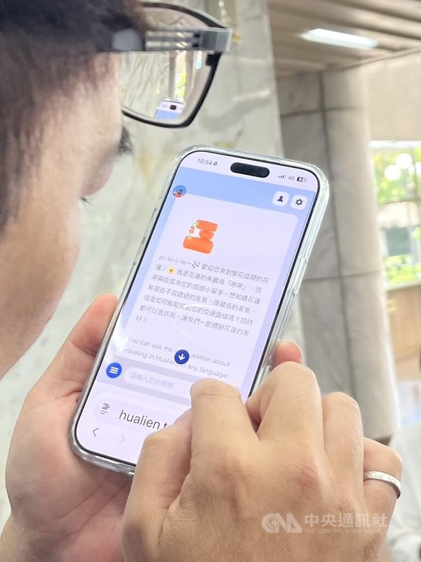 花蓮縣政府推廣AI智慧觀光，建置智慧客服系統「朱鸝啾啾」旅遊小助理，卻挨批問美食回答交通等答非所問的狀況，旅遊資訊疑似也不足。中央社記者張祈攝　115年5月27日