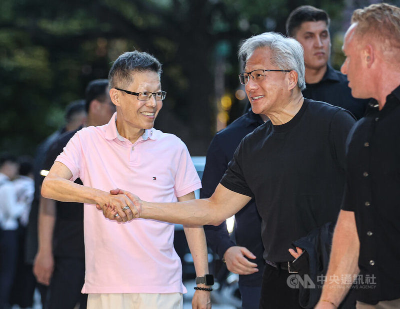輝達(NVIDIA)執行長黃仁勳(右)27日與廣達董事長林百里餐敘,廣達執行副總經理暨雲達科技(QCT)總經理楊麒令(左)餐廳外迎接,雙方握手寒暄後一同步入餐廳。中央社記者鄭清元攝 115年5月27日