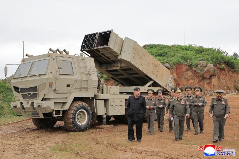北韓日前測試自家版的海馬士（HIMARS）多管火箭系統，另以機動發射車發射據稱採用AI導引的戰術巡弋飛彈。（圖取自北韓中央通信社網頁kcna.kp）