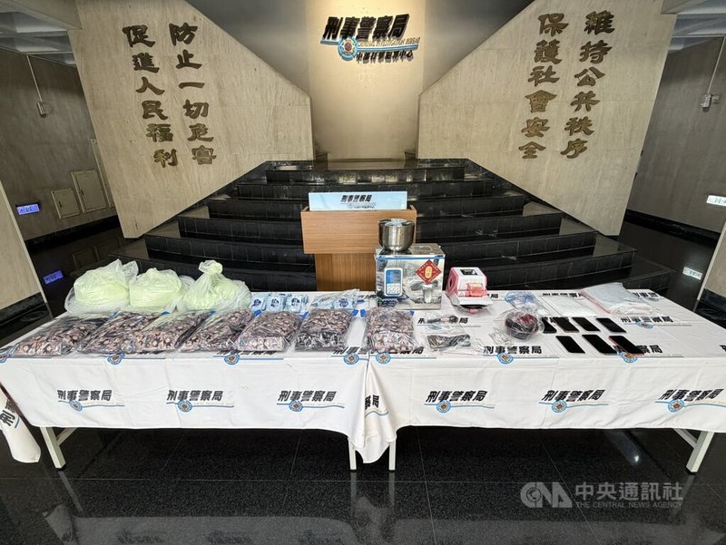 陳姓男子等3人涉嫌組成製毒集團，在台中租下大樓住宅，白天經營美甲美容，晚上則成為毒咖啡包分裝場，案經刑事局去年11月間循線查獲，並查扣大批證物。 （翻攝照片）中央社記者蘇木春傳真　115年5月28日