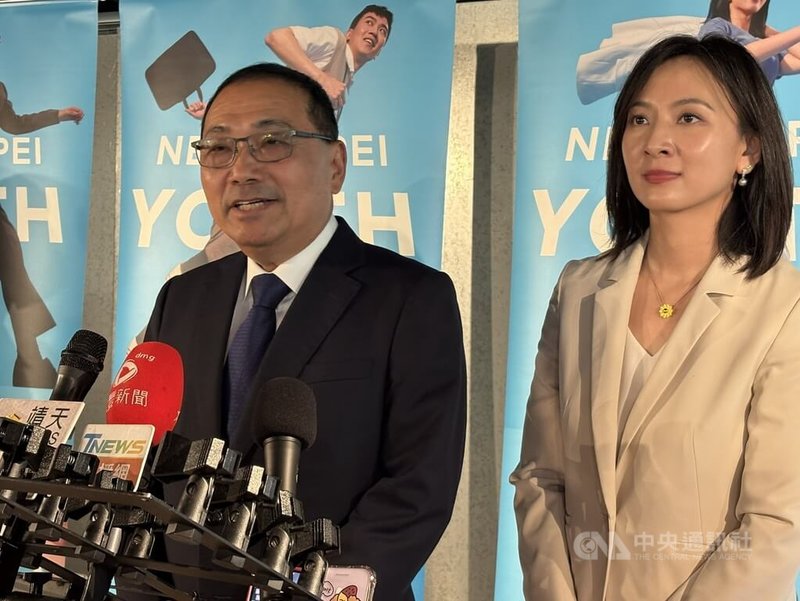 新北市長侯友宜（左）28日接受媒體聯訪說，少子化是國安議題，中央政府與地方應共同面對，商討如何減輕家庭照顧負擔及提供更多支持。右為新北市政府青年局長邱兆梅。中央社記者曹亞沿攝 115年5月28日