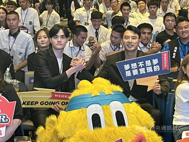 台灣職業排球聯盟（TPVL）元年冠軍賽將於29日登場，效力桃園雲豹飛將的隊長劉鴻敏（前左）28日出席活動時表示，有信心幫助球隊拿到冠軍。中央社記者陳容琛攝　115年5月28日