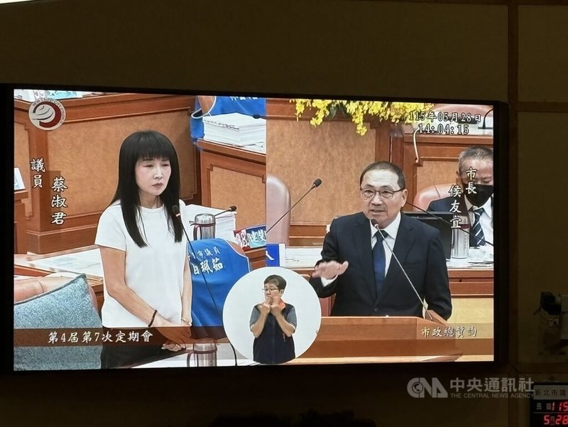 國民黨新北市議員蔡淑君（左）28日在市政總質詢時，關切毒駕防制對策，市長侯友宜（右）表示，除了從末端抓人，更重要的是從源頭預防犯罪。中央社記者曹亞沿攝　115年5月28日