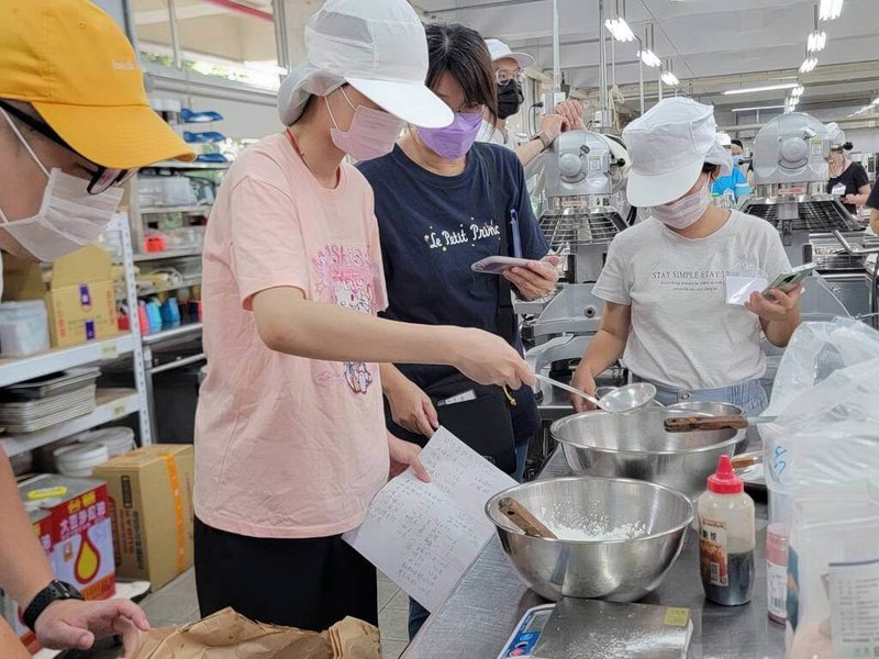 為協助身心障礙者提早探索職涯方向，勞動部勞動力發展署中彰投分署28日辦理「身心障礙者職業探索活動」，透過實際手作帶領學員認識職場樣貌與自身興趣。（中彰投分署提供）中央社記者郝雪卿傳真  115年5月28日