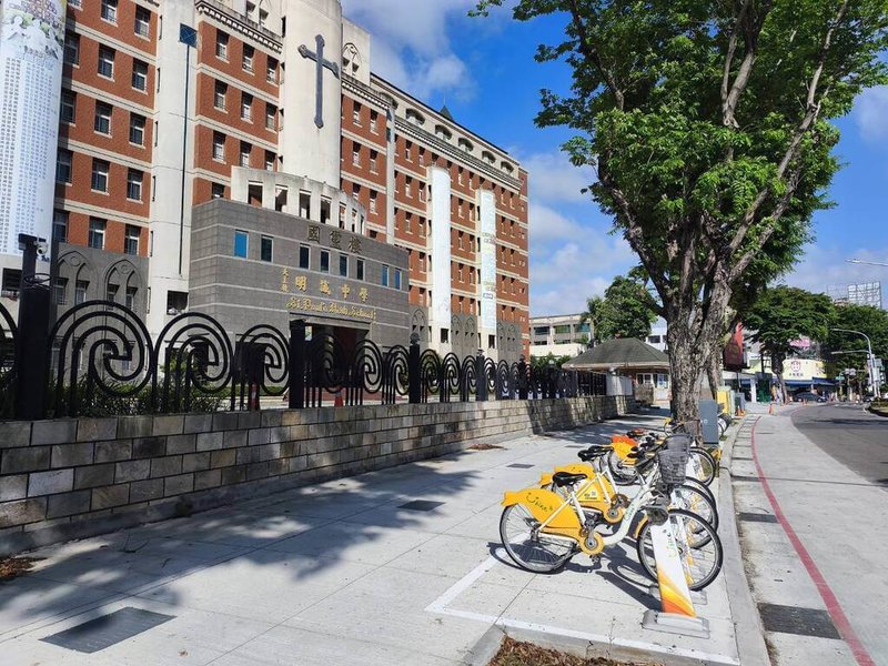 高雄市工務局進行中華一路人本交通環境改造，工程進度已達5成，完工後將提供更安心舒適的步行空間。（高雄市工務局提供）中央社記者蔡孟妤傳真　115年5月28日