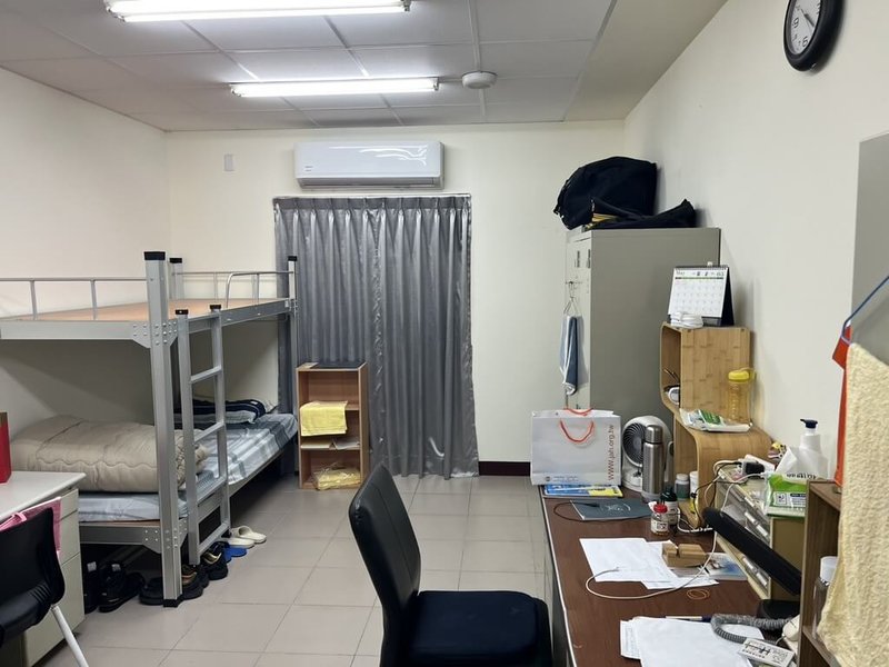 台中市消防局轄下消防分隊內寢室裝設冷氣，因應每天上班人力調整，部分單位重新調整床位配置，以每天上班2人共寢方式，避免1人1寢造成能源耗損。（民眾提供）中央社記者趙麗妍傳真　115年5月28日