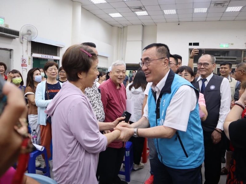 國民黨新北市長參選人李四川（前右）27日晚間出席蘆洲地方座談會時，再次提出當選後將興建蘆社大橋政見，現場也與民眾近距離互動拚支持。（李四川競辦提供）中央社記者曹亞沿傳真 115年5月28日