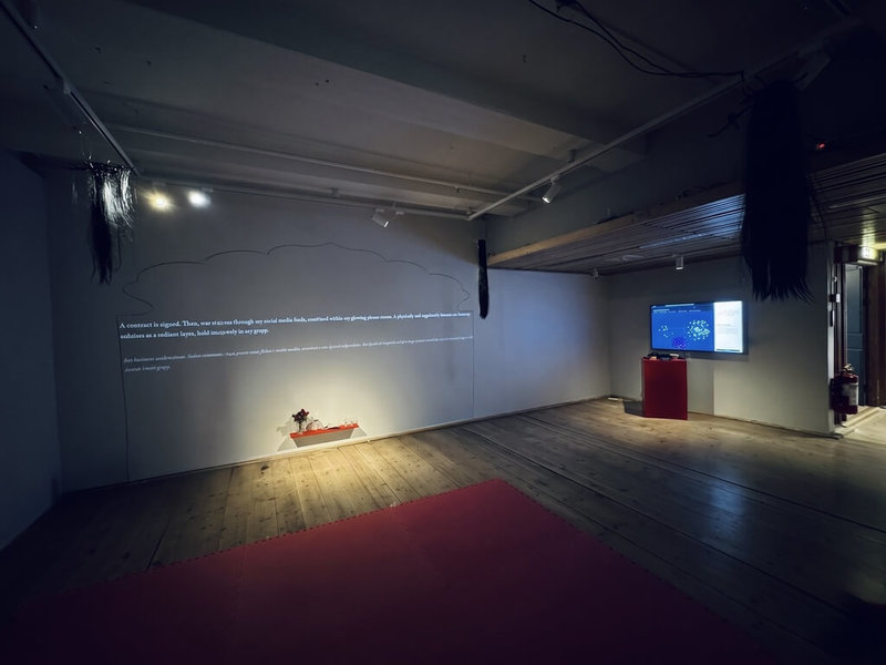 藝術家李紫彤在瑞典霍夫得美術館展出，圖為作品「姑娘廟的無人機藝」（The Temple of the Wandering Daughter），探討當代戰爭形態的根本轉變，在無人機與演算法接管的後人類戰場上，當網路基礎設施成為攻擊目標，一種名為Meshtastic的離網通訊技術，在此被作為一種女性主義的求生與抵抗實踐。觀眾可親身測試展場中的通訊裝置，體驗完全不依賴網際網路的訊息傳遞。（李紫彤提供）中央社記者辜泳秝斯德哥爾摩傳真　115年5月28日