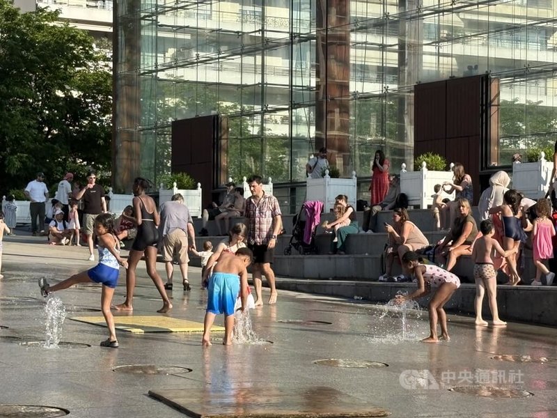 法國出現罕見的5月酷熱天氣，巴黎不少家長帶孩子到公園戲水，自己也略享清涼。中央社記者曾依璇巴黎攝　115年5月28日
