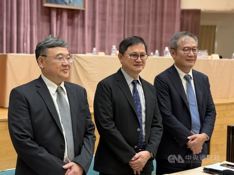 代工廠和碩28日召開股東常會，經營團隊預估今年人工智慧（AI）伺服器將有10倍數成長。圖為和碩董事長童子賢（中）、共同執行長鄧國彥（左）與共同執行長鄭光志（右）。中央社記者吳家豪攝　115年5月28日