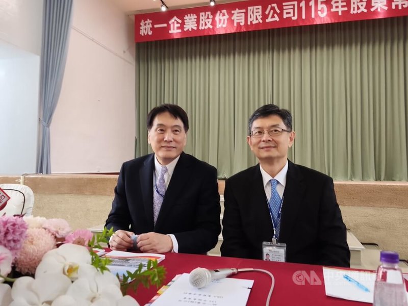 台股近期站上4萬點，統一企業董事長羅智先（圖左）28日股東會後表示，民眾現在並未把賺到的錢拿去消費，資金大多集中在房貸、車貸、小額貸款與證券融資，「因為那個地方（股市）現在太精彩了」。圖右為統一企業總經理郭慶峰。中央社記者何秀玲攝　115年5月28日