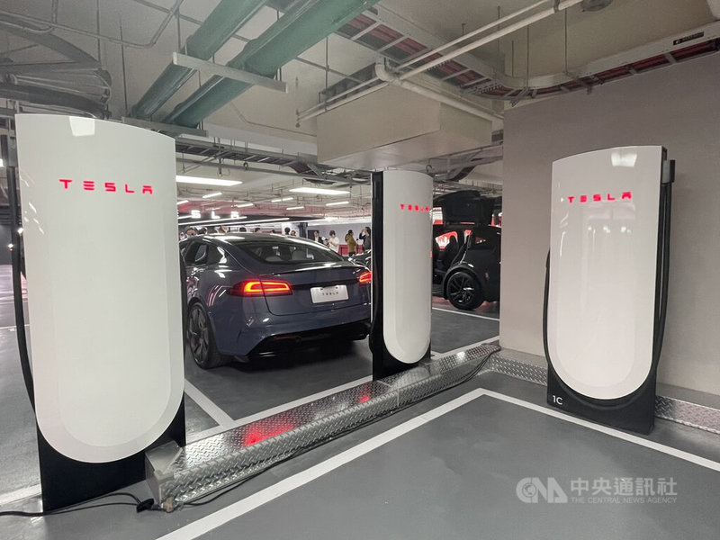 Tesla台灣28日指出，目前Tesla在台已布建115座超級充電站及超過1200支目的地充電座，加上各品牌第三方充電站，目前全台已有超過3700座電動車公共充電站，超越全台加油站總數。 中央社記者鍾榮峰攝　115年5月28日