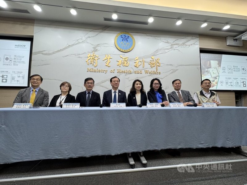 台灣已連續10年未獲世界衛生大會（WHA）邀請函，但官方仍連年組成行動團前往發聲，衛生福利部長石崇良（左4）28日下午主持世衛行動團返國記者會說明成果。中央社記者沈佩瑤攝　115年5月28日
