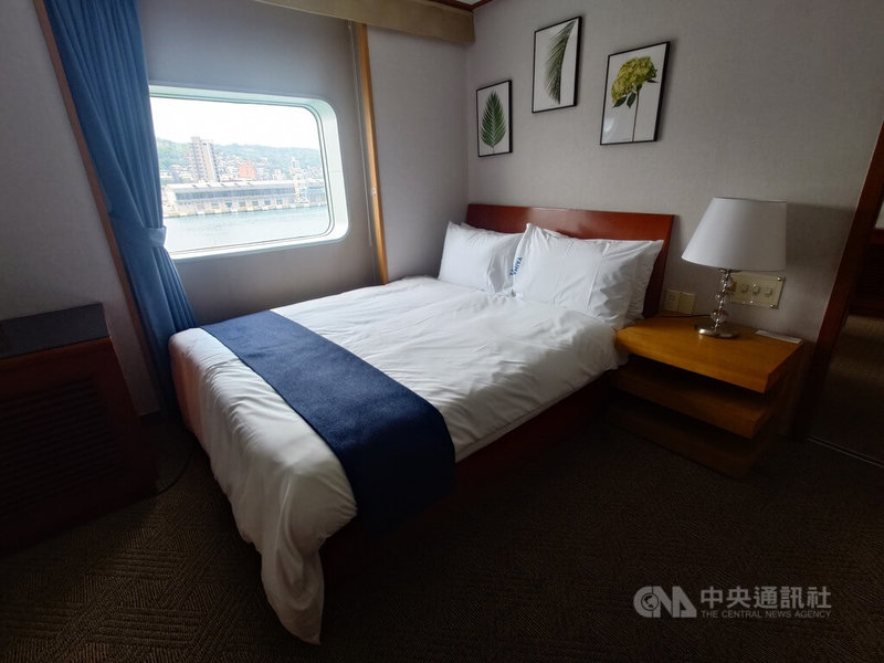 基隆-石垣島航線28日晚間首航，航商華岡集團表示，首航航班受限於銷售時間較短，銷售約4成，人數約為200餘人。圖為營運該航線的客貨船八重山丸渡輪最貴的皇家套房房內一景。中央社記者潘欣彤攝　115年5月28日