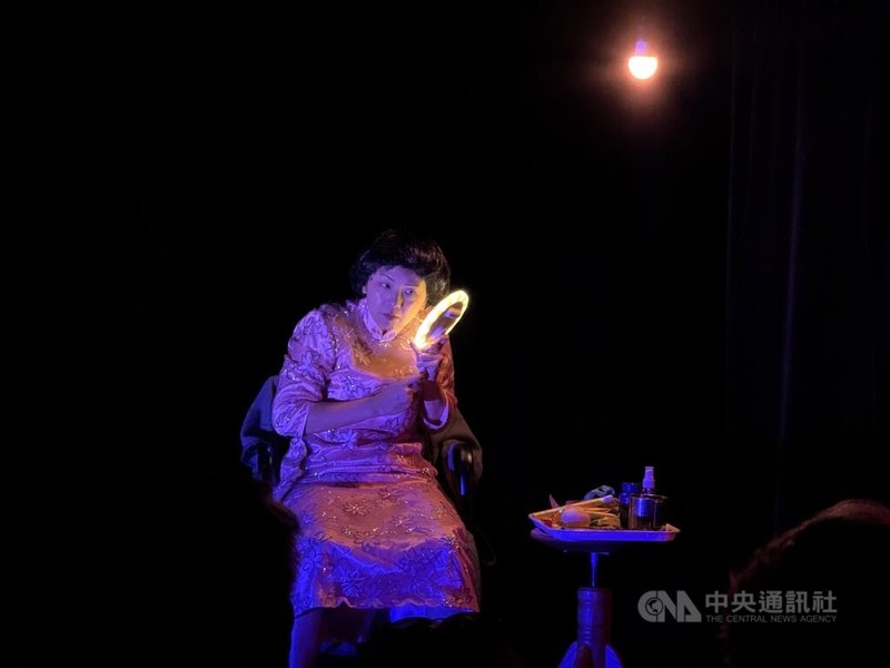 3組台灣藝術團隊參與布拉格藝穗節。由本丸有限公司帶來的「與德曼莎共舞」,創作靈感源自藝術家禤思敏(圖)陪伴罹患失智症、憂鬱症的母親的真實生命經驗,透過極簡舞台與身體動作探問記憶與存在的意義。中央社記者劉郁葶布拉格攝 115年5月28日