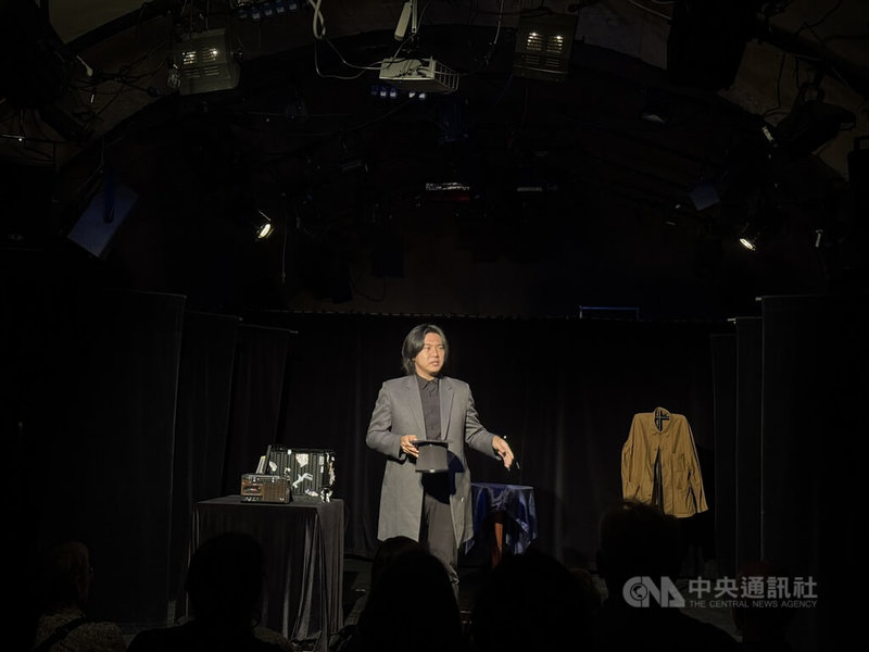 3組台灣藝術團隊參與布拉格藝穗節。由拾陸製作帶來的「年少時光」,創作靈感來自藝術總監林陸傑(圖)的成長故事,並將魔術與身體、敘事節奏相互交錯,在平靜溫柔的氛圍中描繪年少時光與微妙的心理感受。中央社記者劉郁葶布拉格攝 115年5月28日