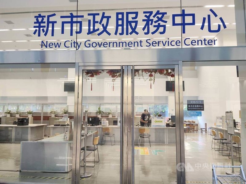 台中市政府文心樓聯合服務中心28日下午遭1名男子闖入，並持球棒砸毀櫃檯電腦等設備，男子由員警壓制帶回偵辦，幸無人員受傷。中央社記者郝雪卿攝　115年5月28日