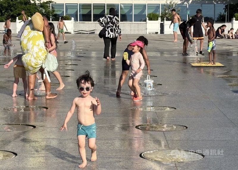 法國出現罕見的5月酷熱天氣，巴黎不少家長在傍晚帶孩子到公園戲水解暑。中央社記者曾依璇巴黎攝　115年5月28日
