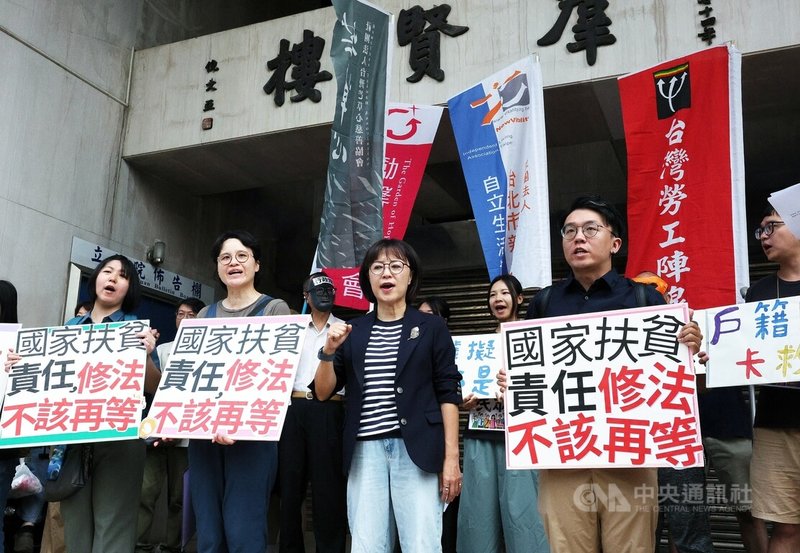 人生百味文化建構協會、台灣勞工陣線等民間團體28日舉行記者會，呼籲立院速審社會救助法，民進黨團書記長范雲表示，行政院已經承諾，本會期就會把院版送進立法院，而立法院社會福利及衛生環境委員會民進黨籍召委林月琴（中）也出席承諾一定會盡快排審。中央社記者郭日曉攝 115年5月28日