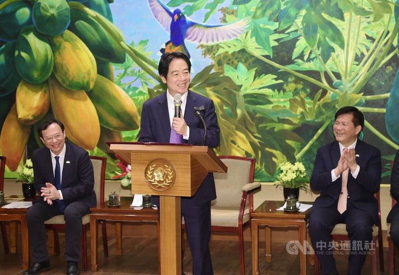 總統賴清德（中）28日在總統府接見「世衛行動團」成員，對他們為台灣醫療與國際接軌做出的給予肯定，左為衛福部長石崇良、右為外交部長林佳龍。中央社記者王飛華攝　115年5月28日