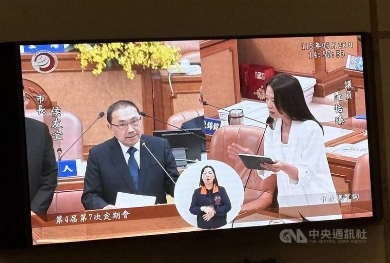 國民黨新北市議員江怡臻(右)28日在市政總質詢時,關切捷運三鶯線通車進度及營運班距等;市長侯友宜(左)表示,朝年中通車目標邁進,未來尖峰時間最短擬每2.2分鐘一班。中央社記者曹亞沿攝 115年5月28日