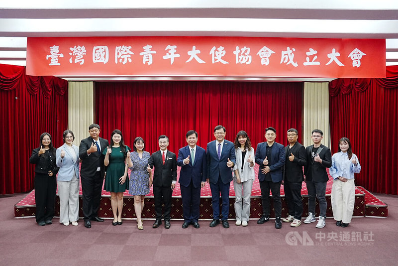 「臺灣國際青年大使協會」28日成立，外交部長林佳龍（中）出席。中央社記者游凱翔攝　115年5月28日