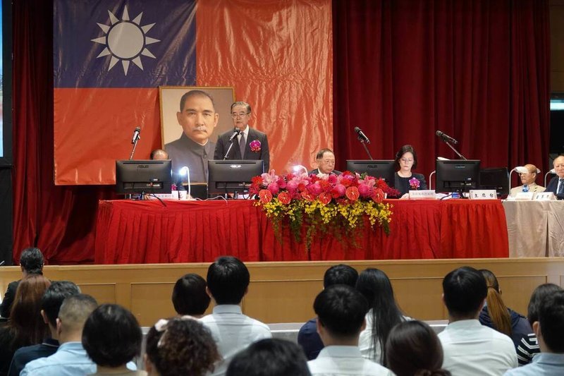 亞洲水泥28日召開股東會，董事長徐旭東請假未出席，由董事李光燾（後排站立者）擔任主席。（亞泥提供）中央社記者何秀玲傳真　115年5月28日