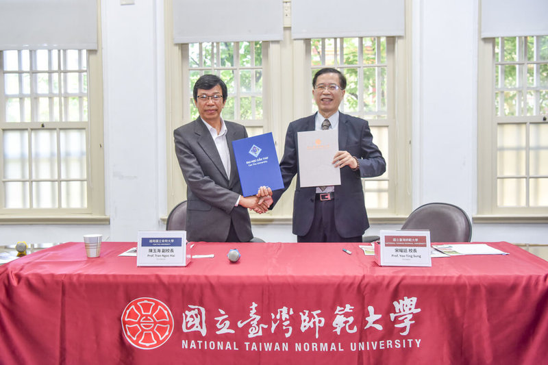台灣師範大學校長宋曜廷（右）26日與越南肯特大學副校長陳玉海（左）代表簽署合作備忘錄，共同培育AI、半導體、工程科技人才。（台師大提供）中央社記者陳至中台北傳真　115年5月28日