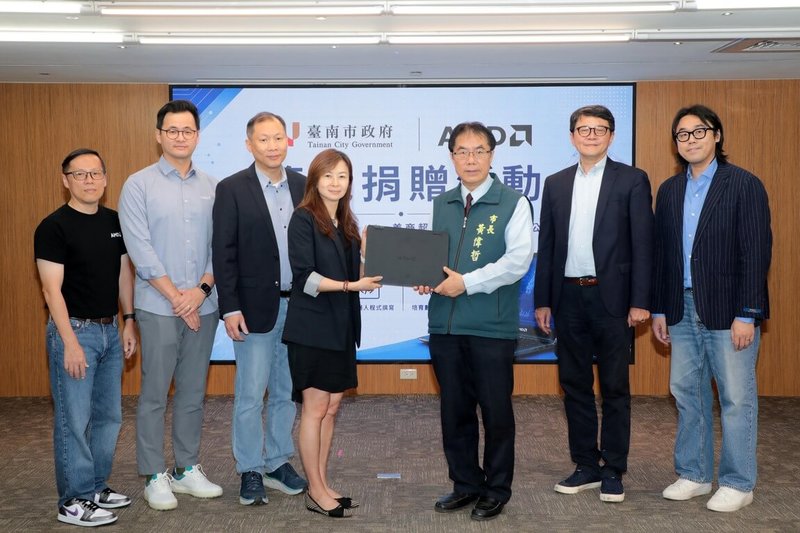 超微半導體（AMD）台灣分公司28日捐贈31台AI筆記型電腦給台南市政府，由市長黃偉哲（右3）代表接受，將配置於台南市AI創學中心。（台南市政府提供）中央社記者張榮祥台南傳真　115年5月28日