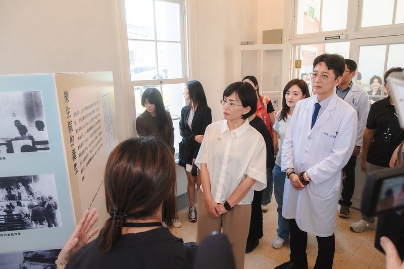 民進黨新北市長參選人蘇巧慧(前中)28日參訪樂生療養院舊院區時表示,她已提修法,盼設置「國家樂生醫療人權文化館」,保存樂生醫療人權教育歷史現場。(蘇巧慧競辦提供)中央社記者曹亞沿傳真 115年5月28日