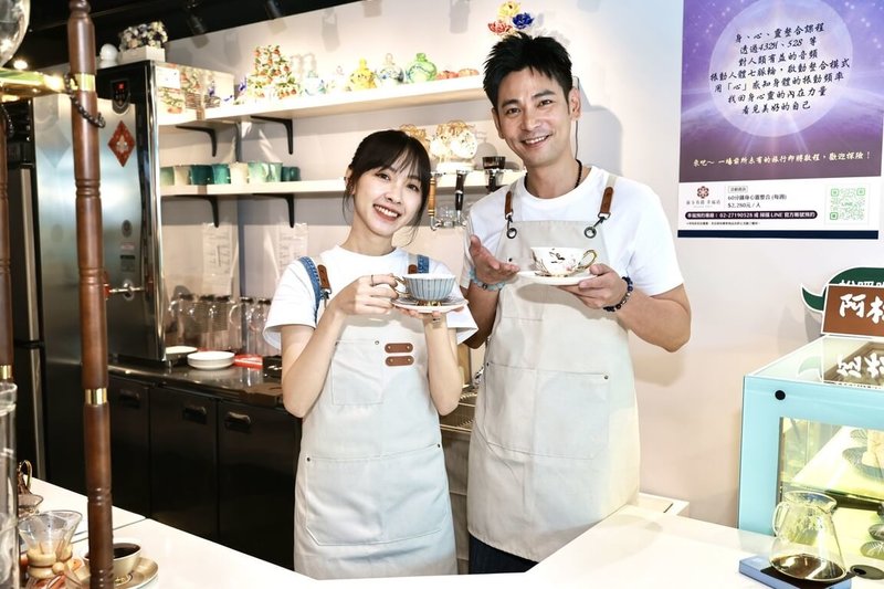 演員楊子儀（右）、林玟誼（左）在新戲「阿松與阿暖」挑戰叔姪戀，28日他們化身成「一日咖啡師」進行手沖職人體驗。（民視提供）中央社記者洪素津傳真　115年5月28日