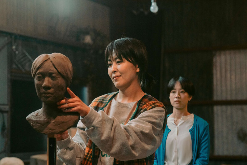 入圍坎城影展的日本電影「奈義日記」，全片雖不見台灣，卻以同婚自由為題，聲聲遙望台灣。片尾曲「路邊開花」由導演深田晃司親寫日文歌詞、金曲歌王謝銘祐譯成台灣台語、台灣配樂師沛沛譜曲、歌手鄭宜農演唱。（奈義日記提供）中央社記者李若韻巴黎傳真　115年5月28日