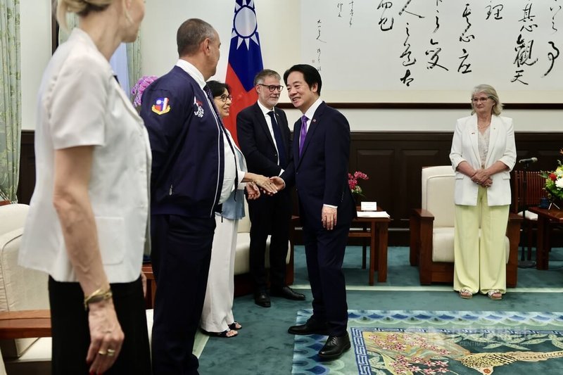 總統賴清德（中）28日在總統府接見「法國國民議會友台小組主席帕媞斯黛訪團」成員，圖為賴總統與訪團成員握手致意。中央社記者王飛華攝　115年5月28日