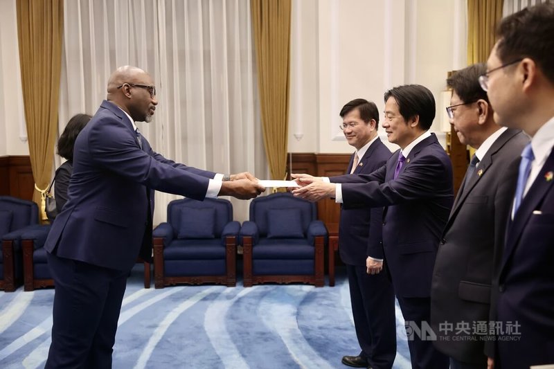 總統賴清德（右3）28日在總統府接受聖文森及格瑞那丁新任駐台特命全權大使姜康特（左）（Kenton Chance）呈遞到任國書。中央社記者王飛華攝　115年5月28日