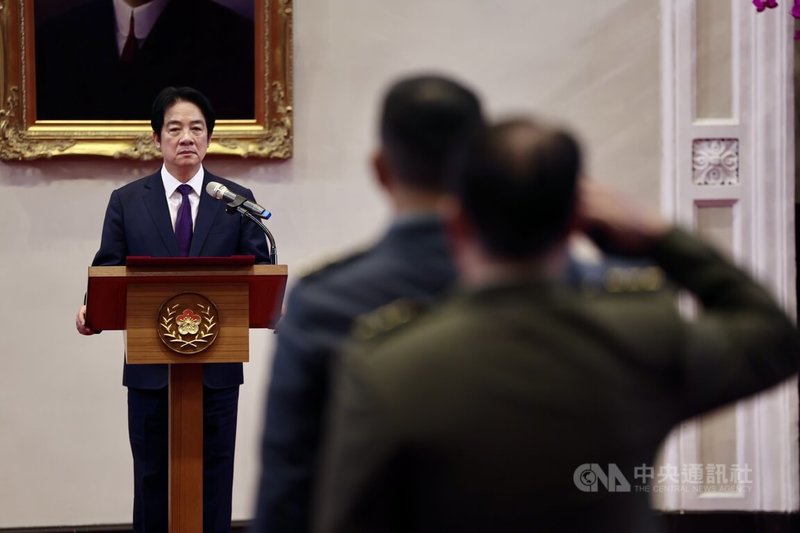 「中華民國115年6月份將官晉任授階典禮」28日舉行，總統賴清德（後）給予恭賀與期許，強調國防力量的強化，不是為了升高衝突，而是為了保護人民，讓國家在面對任何挑戰時，都能穩健面對。中央社記者王飛華攝　115年5月28日