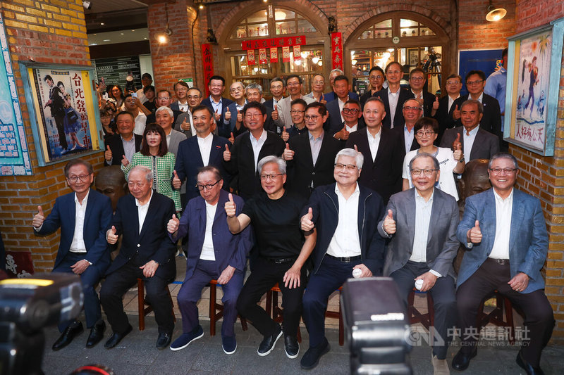 輝達執行長黃仁勳（前中）28日晚間在台北出席宴請供應鏈夥伴的「兆元宴」，餐前邀請華碩董事長施崇棠（前左起）、廣達副董事長梁次震、廣達董事長林百里，緯創董事長林憲銘（前右起）、聯發科執行長蔡力行、台積電董事長魏哲家以及鴻海董事長劉揚偉（2排左3起）、和碩董事長童子賢、緯創總經理林建勳等人一同比讚合影。中央社記者王騰毅攝　115年5月28日