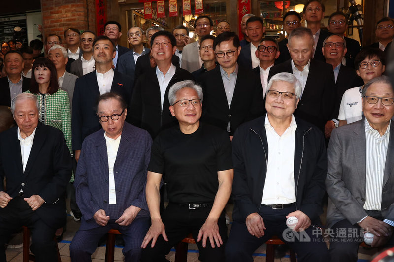 輝達執行長黃仁勳(前中)來台與供應鏈夥伴會面,28日循例舉辦備受矚目的「兆元宴」,黃仁勳與廣達副董事長梁次震(前左起)、廣達董事長林百里,聯發科執行長蔡力行(前右起)、台積電董事長魏哲家以及鴻海董事長劉揚偉(2排左3起)、和碩董事長童子賢、緯創總經理林建勳等人合影。中央社記者王騰毅攝 115年5月28日