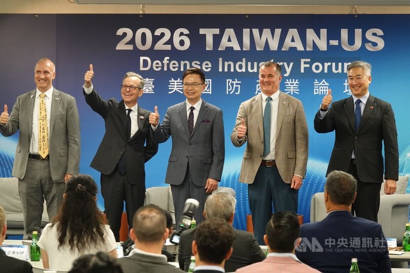 2026年「台美國防產業論壇」28日於台北世貿中心舉行，貿協董事長黃志芳（中）、前美國陸軍上將佛林（右2）、美台商業協會會長韓儒伯（左2）等人出席。中央社記者吳書緯攝　115年5月28日