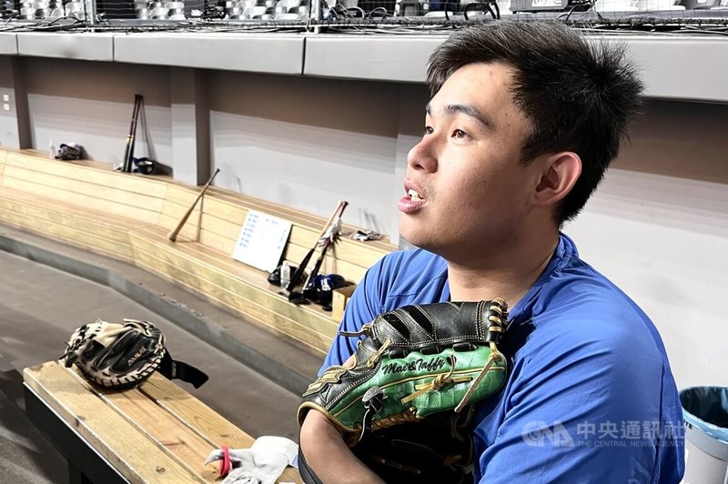 中華職棒富邦悍將隊投手曾峻岳（圖）開季至今因球隊贏球機會多，擔任終結者的他出賽頻率增加不少，也遭遇到疲勞期，但透過防護員協助恢復已有好轉。中央社記者蘇志畬攝　115年5月28日