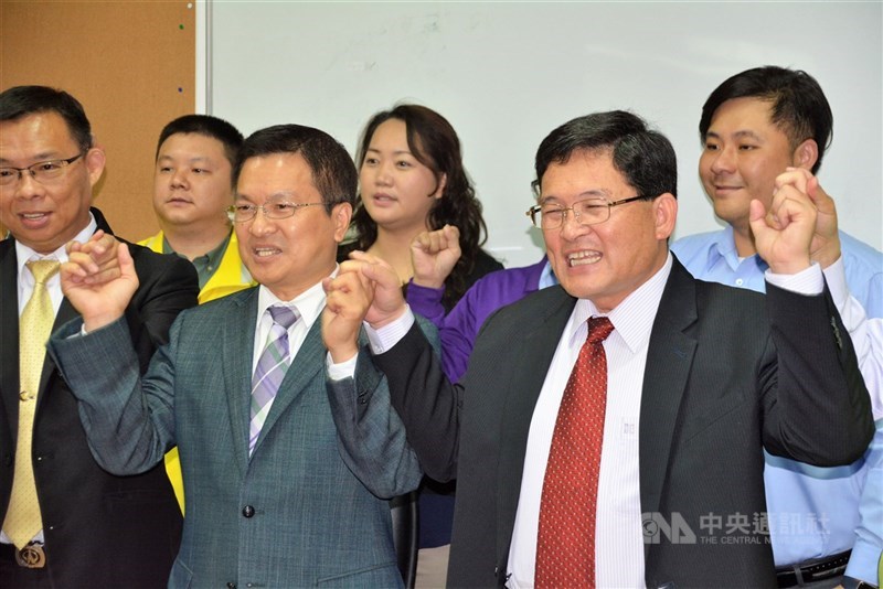 曾參加民進黨彰化縣長初選落敗的前彰化市長邱建富（右），在臉書貼文說準備好了；邱建富受訪說最想選縣長，若決定參選會先退黨。(中央社檔案照片）