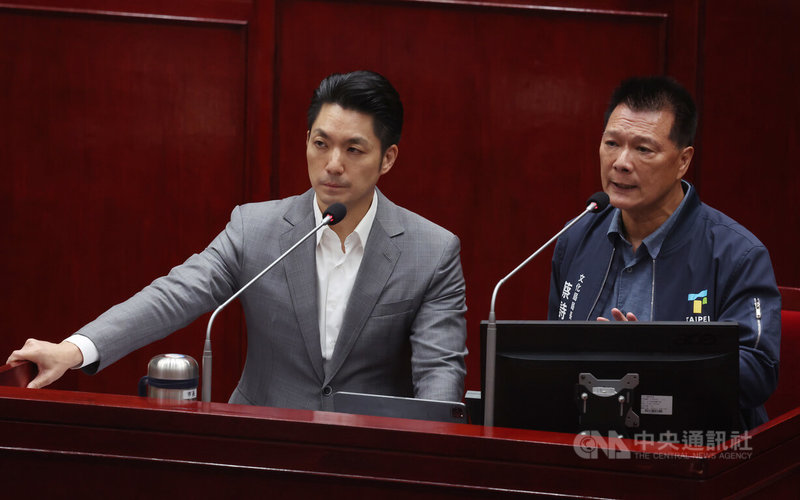 有議員28日在台北市議會市政總質詢時表示，市府推出文化小旅行100點卻缺乏維護，隨處走都發現景觀燈還壞掉、滿地垃圾等缺失。市長蔣萬安（左）表示，會落實維護管理。圖右為文化局長蔡詩萍。中央社記者張新偉攝　115年5月28日