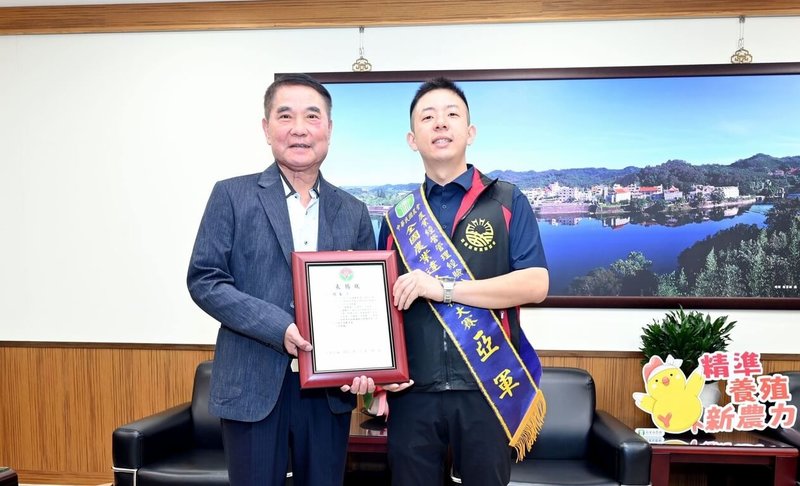 苗栗青農楊策（右）以現代化數據管理及科學防疫等創新模式經營蛋中雞育成場，榮獲115年全國農業達人選拔大賽亞軍，28日在縣府接受縣長鍾東錦（左）表揚。（苗栗縣政府提供）中央社記者管瑞平傳真 115年5月28日