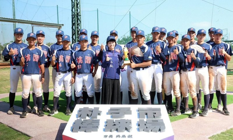 第3屆朴子市長盃全國棒球錦標賽28日進行青棒組決賽，桃園市以3比2擊敗新北市奪冠。圖為閉幕典禮桃園市隊接受頒獎。（大會提供）中央社記者蘇志畬傳真　115年5月28日