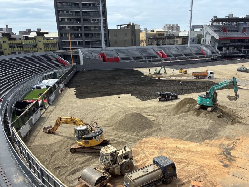 新竹市政府28日宣布，新竹棒球場重啟工程預計8月中竣工，啟用前會先導入高強度實戰壓力賽。圖為新竹棒球場改善工程。（圖取自新竹市政府網頁www.hccg.gov.tw）