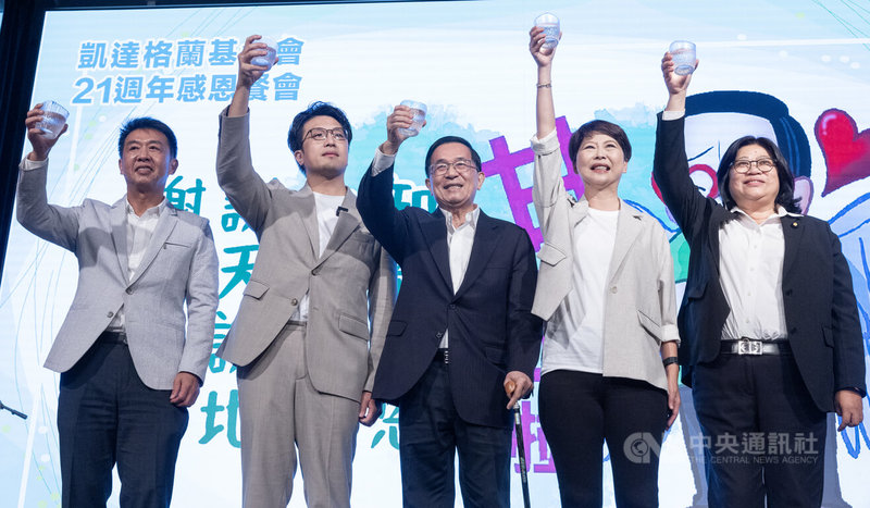 凱達格蘭基金會21週年感恩餐會28日晚間在台北大直典華舉行,前總統陳水扁(中)、民進黨台北市長參選人沈伯洋(左2)、台南市長參選人陳亭妃(右2)、嘉義市長參選人王美惠(右)與黨籍立委許智傑(左)等人出席,一同舉杯致意。中央社記者趙世勳攝 115年5月28日