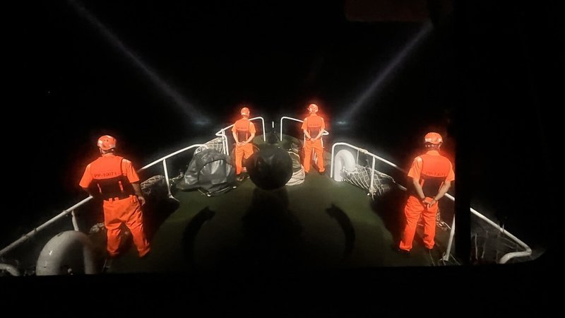 澎湖菓葉村80歲許姓長者27日前往菓葉灰窯附近海域放網作業未返家，消防局獲報後立即啟動搜救機制，海巡隊出動巡防艇進行海面搜尋。（澎湖海巡隊提供） 中央社  115年5月28日