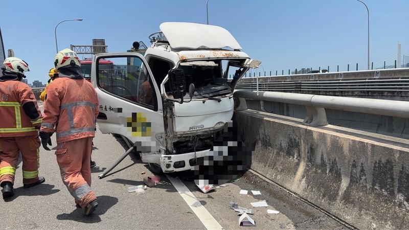 新竹市台68線快速道路28日發生車禍，警消表示，1輛水產行貨車於中華路匝道撞上側邊護欄，駕駛疑似噴飛到車頭前方，又被自身駕駛的貨車擠壓，頭顱破裂、多處骨折身亡。（警消提供）中央社記者魯鋼駿傳真　115年5月28日
