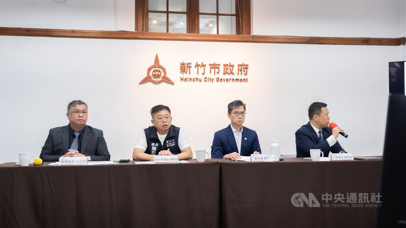 新竹市政府28日舉行新竹棒球場重啟進度記者會,宣布工程預計8月中旬竣工。圖為新竹市副市長林琨瀚(右2)、市府工務處長陳明錚(右1)、教育處長林立生(左1)與國民黨市議員陳慶齡(左2)。中央社記者魯鋼駿攝 115年5月28日